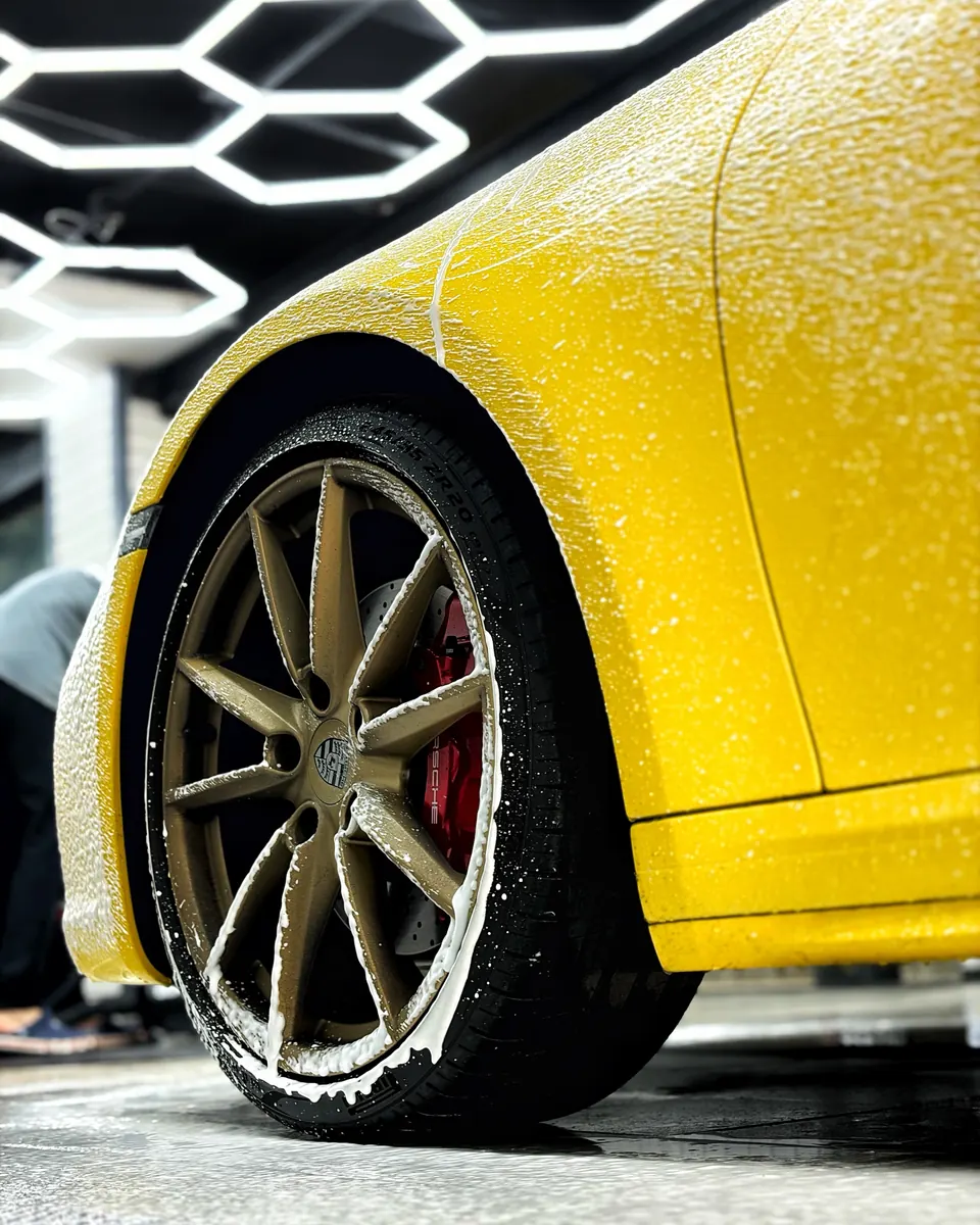 Жёлтый Porsche 911 Carrera 4S в пене, золотой диск с красным суппортом