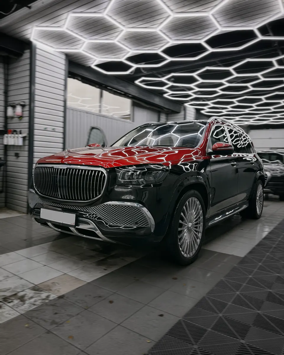 Чёрный Mercedes-Maybach GLS 600 под гекс-светом бокса