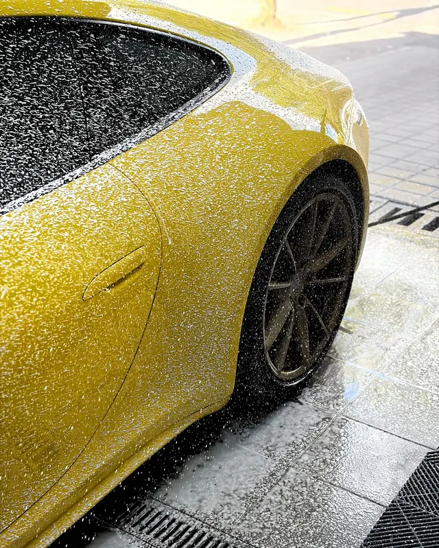 Жёлтый Porsche 911 Carrera 4S в пене