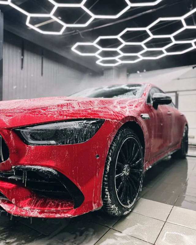 Красный Mercedes-AMG GT в пене
