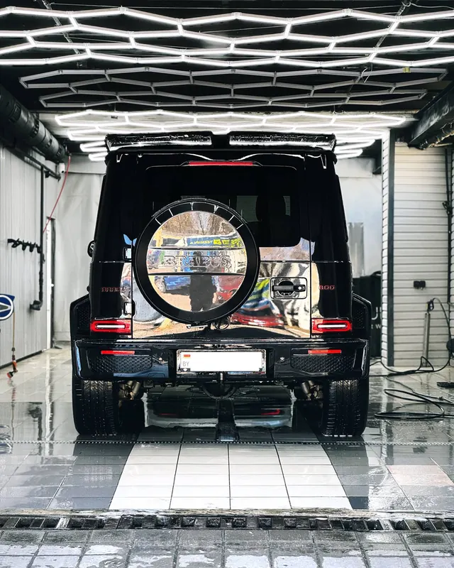 Mercedes G-класс, вид сзади, в боксе