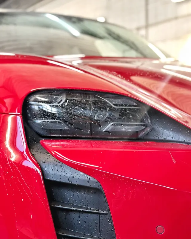 Красный Porsche Taycan Turbo S, передняя оптика