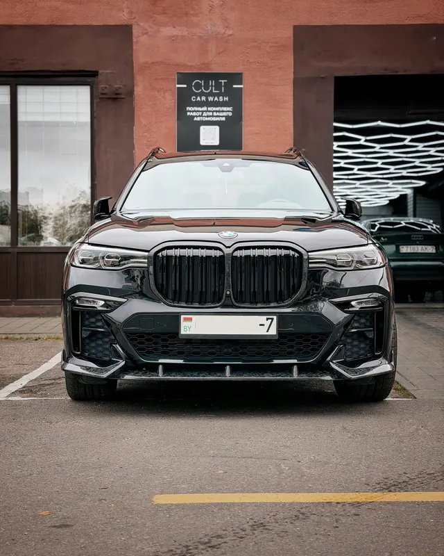 Чёрный BMW X7 у фасада CULT