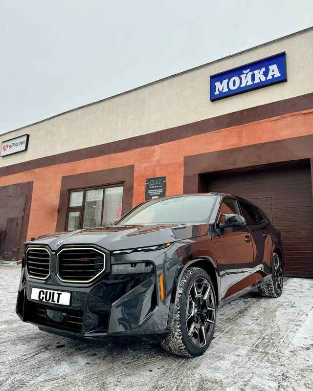 BMW XM у входа в мойку CULT